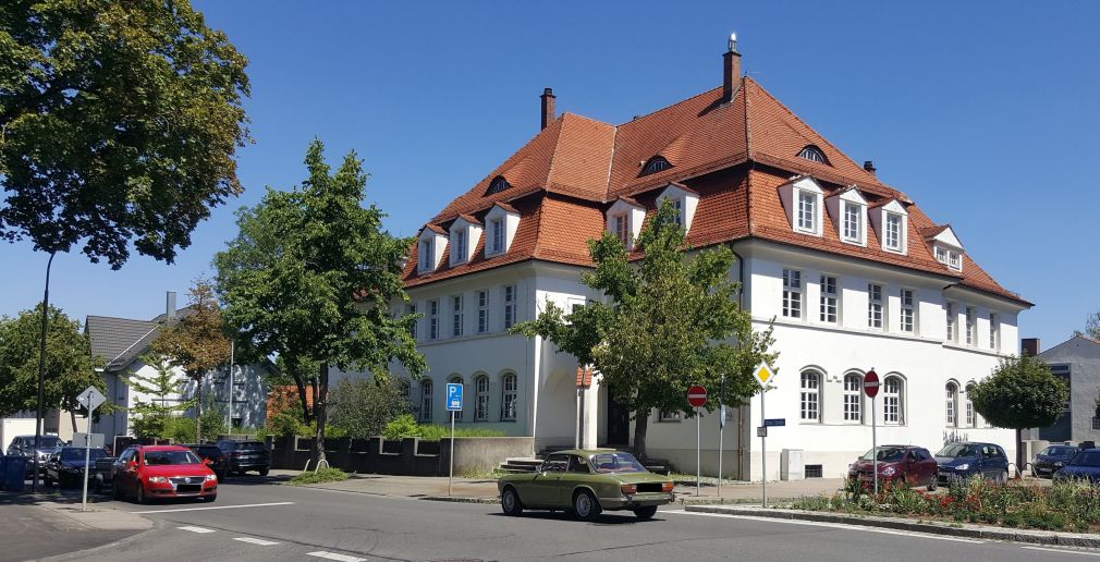 Das Bild zeigt das Seminargebäude in Laupheim.