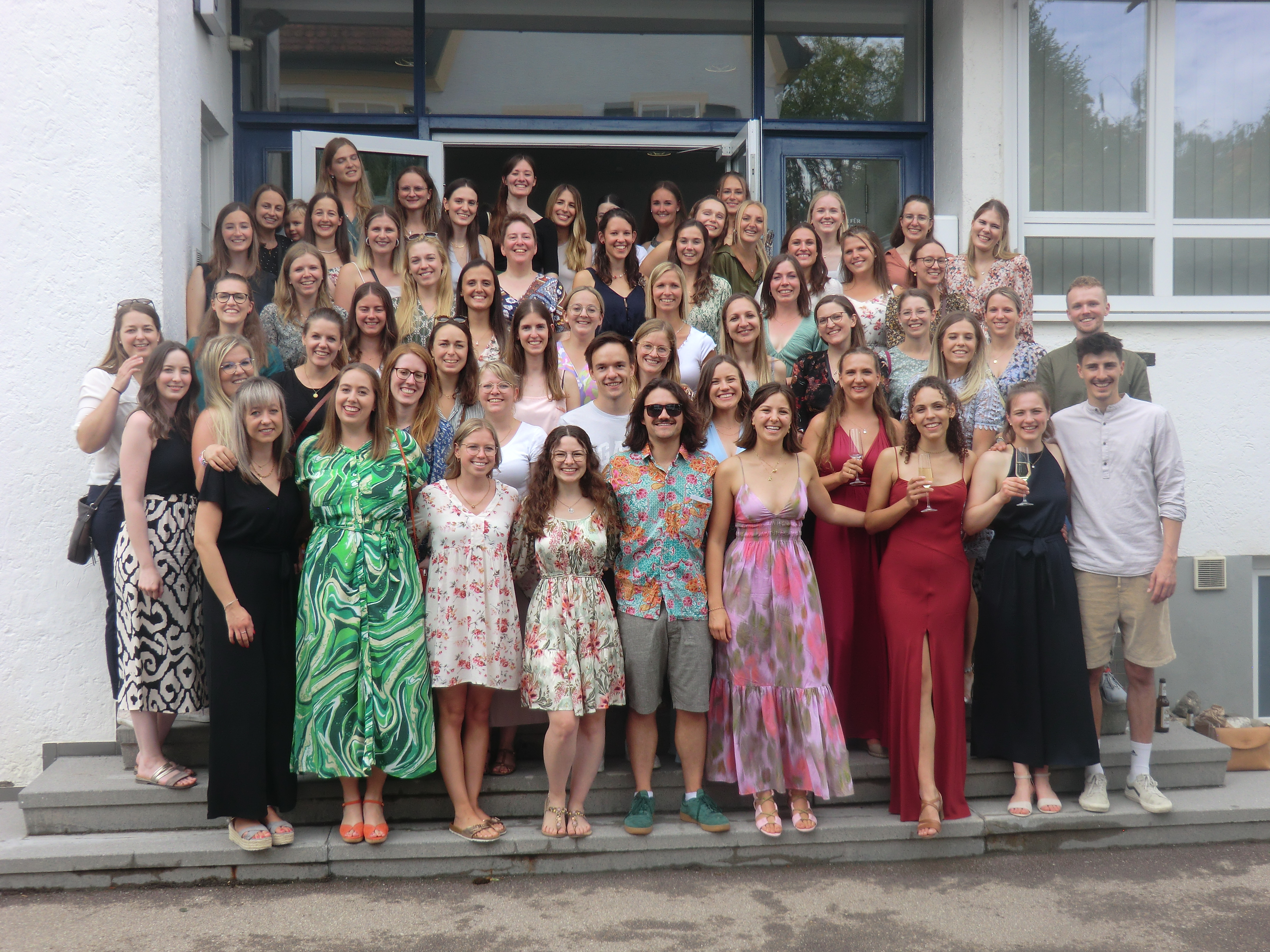 Gruppenbild der Absolventinnen und Absolventen vor dem Seminar Laupheim